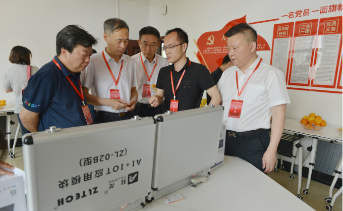 “智能(néng)制(zhì)造職業(yè)教育人(rén)才培養論壇暨電子信息專業(yè)建設研討(tǎo)會(huì)”圓滿召開(kāi)！智龍科技作主旨報告：《智能(néng)化時代中職電子信息類專業(yè)建設探討(tǎo)》